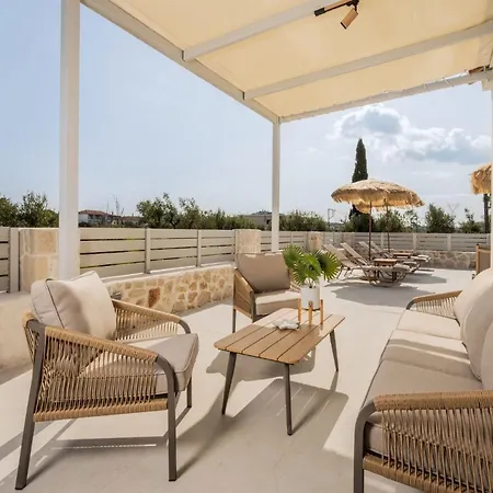 Villa Villa, 4 Bedrooms & Private Pool, By Zantewize *